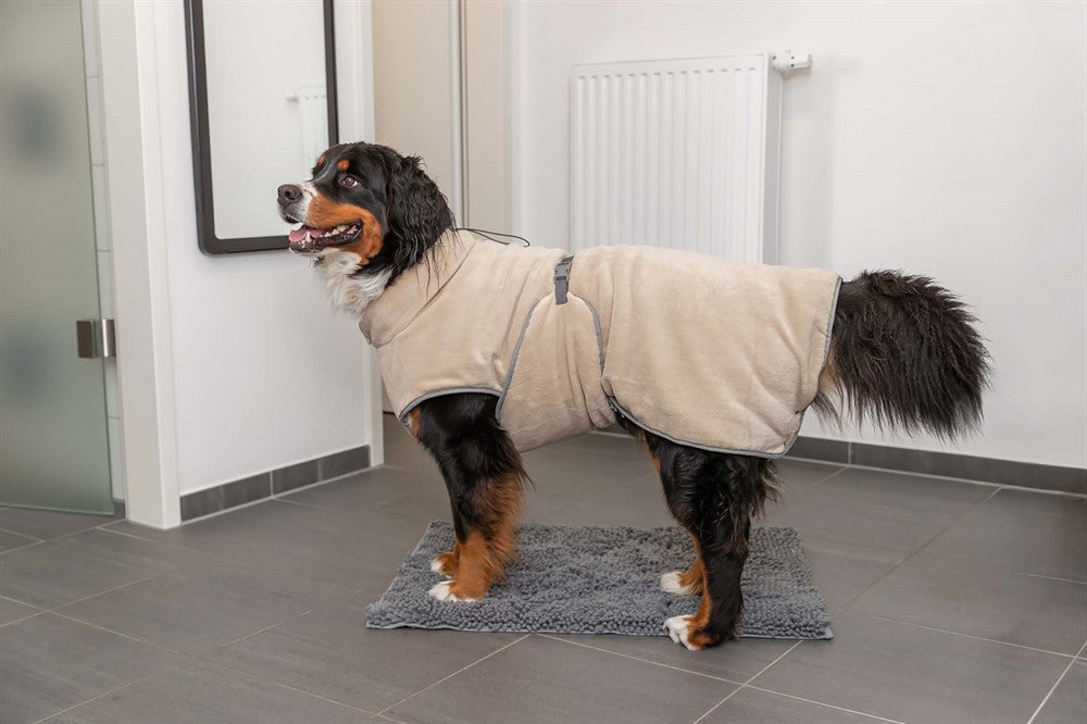 Hund med Trixie badrock i beige och grå mikrofiber